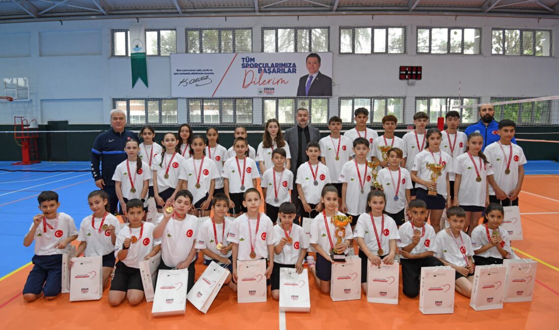 Osmangazi Belediyespor’un badminton altyapısında yetişen sporcular, üniversiteden ilkokula kadar tüm