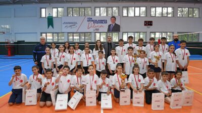 Osmangazi Belediyespor’un badminton altyapısında yetişen sporcular, üniversiteden ilkokula kadar tüm