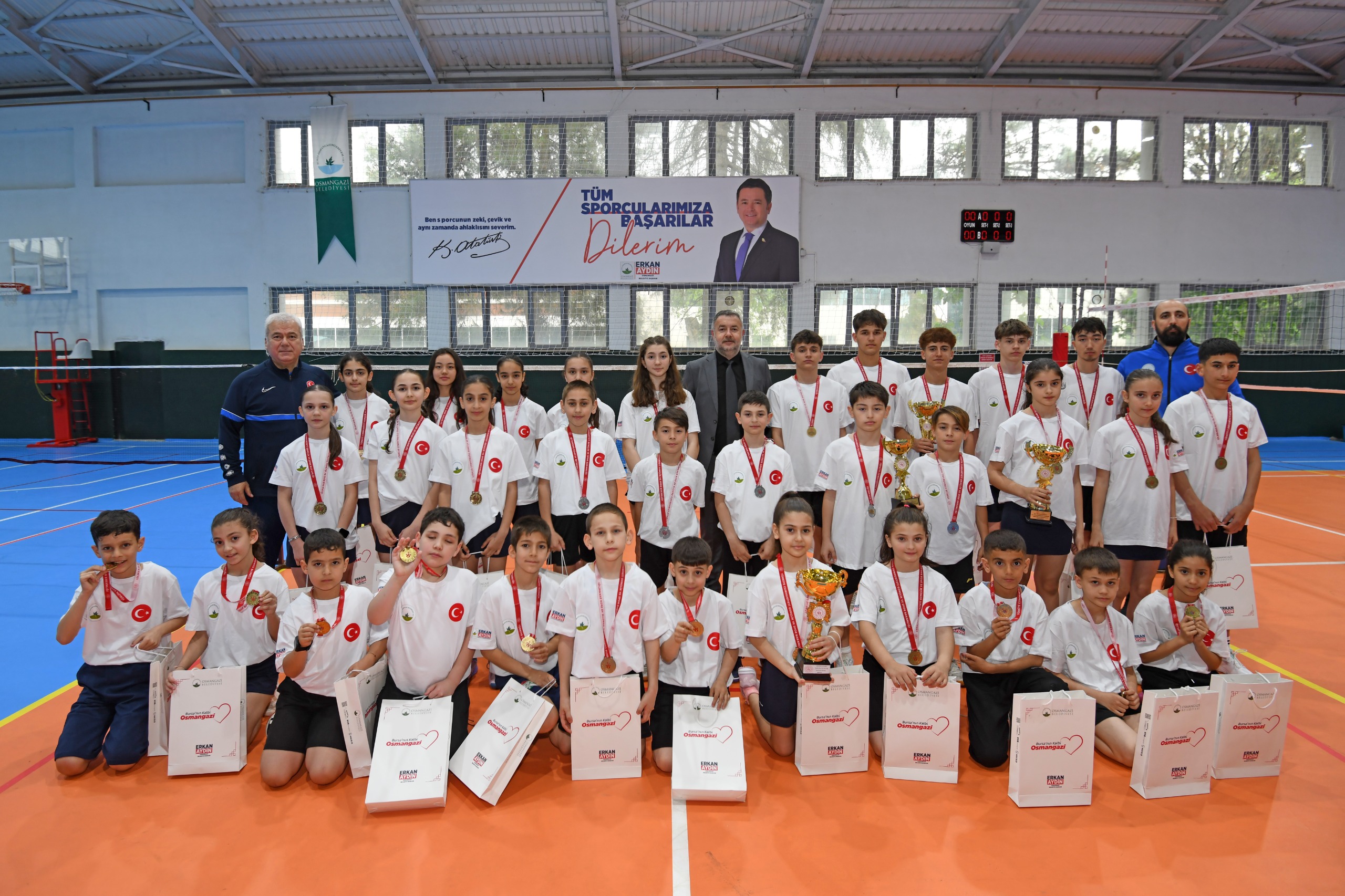 Osmangazi Belediyespor’un badminton altyapısında yetişen sporcular, üniversiteden ilkokula kadar tüm