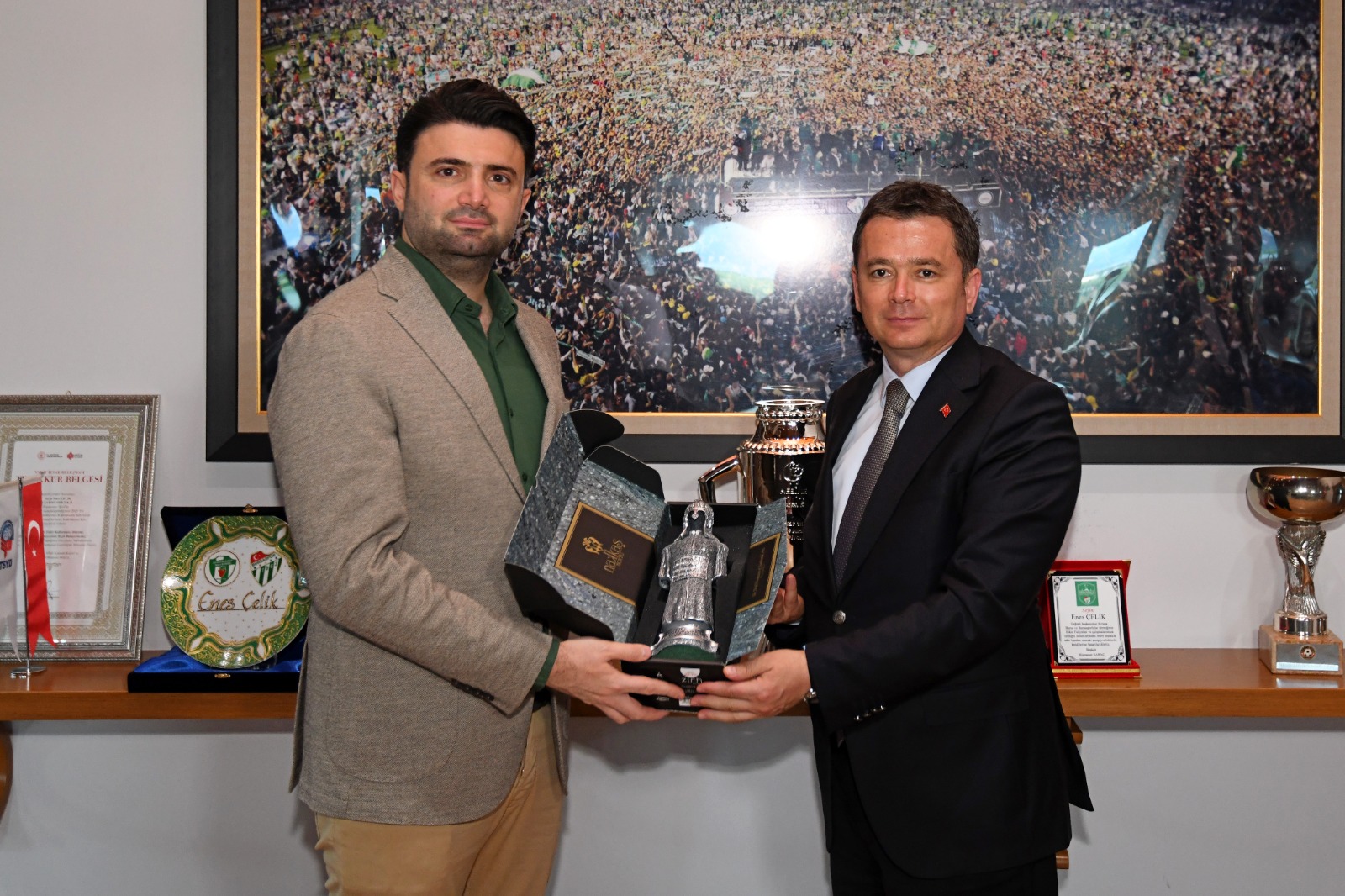 Bursaspor Başkanı Enes Çelik’e tebrik ziyaretinde bulunan Erkan Aydın, yeni