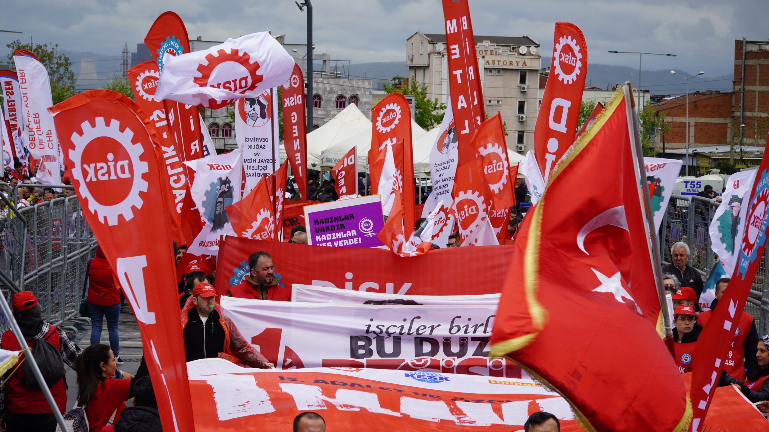 Bursa’da 1 Mayıs Emek ve Dayanışma Günü’nde binlerce kişi Osmangazi’den