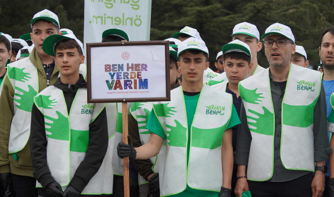 Bursa’da düzenlenen “Orman Benim” etkinliğinde öğrenciler ormanda çöp topladı. 4