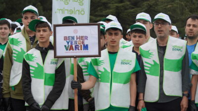 Bursa’da düzenlenen “Orman Benim” etkinliğinde öğrenciler ormanda çöp topladı. 4