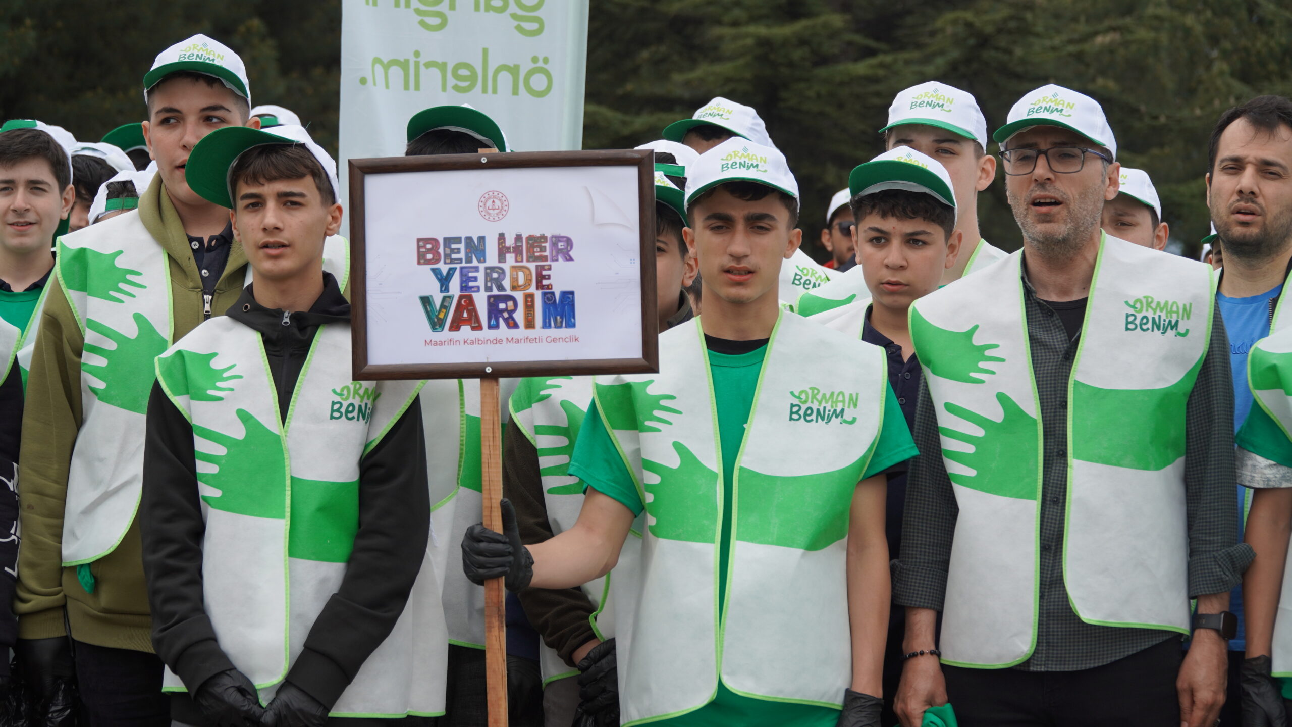 Bursa’da düzenlenen “Orman Benim” etkinliğinde öğrenciler ormanda çöp topladı. 4