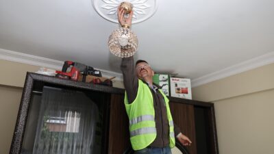 Nilüfer Belediyesi, engelli vatandaşların evlerinde eşyaları sabitleyerek afetlere karşı güvenli