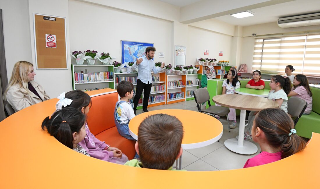 Osmangazi Belediyesi’nin düzenlediği “Hayatımın İlk Kütüphanesi Annem” etkinliğinde anneler ve