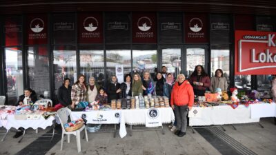 Osmangazi’de kurulan Kadın Girişimciler Sokağı’nda kadınlar, el emeği ürünlerini sergileyerek
