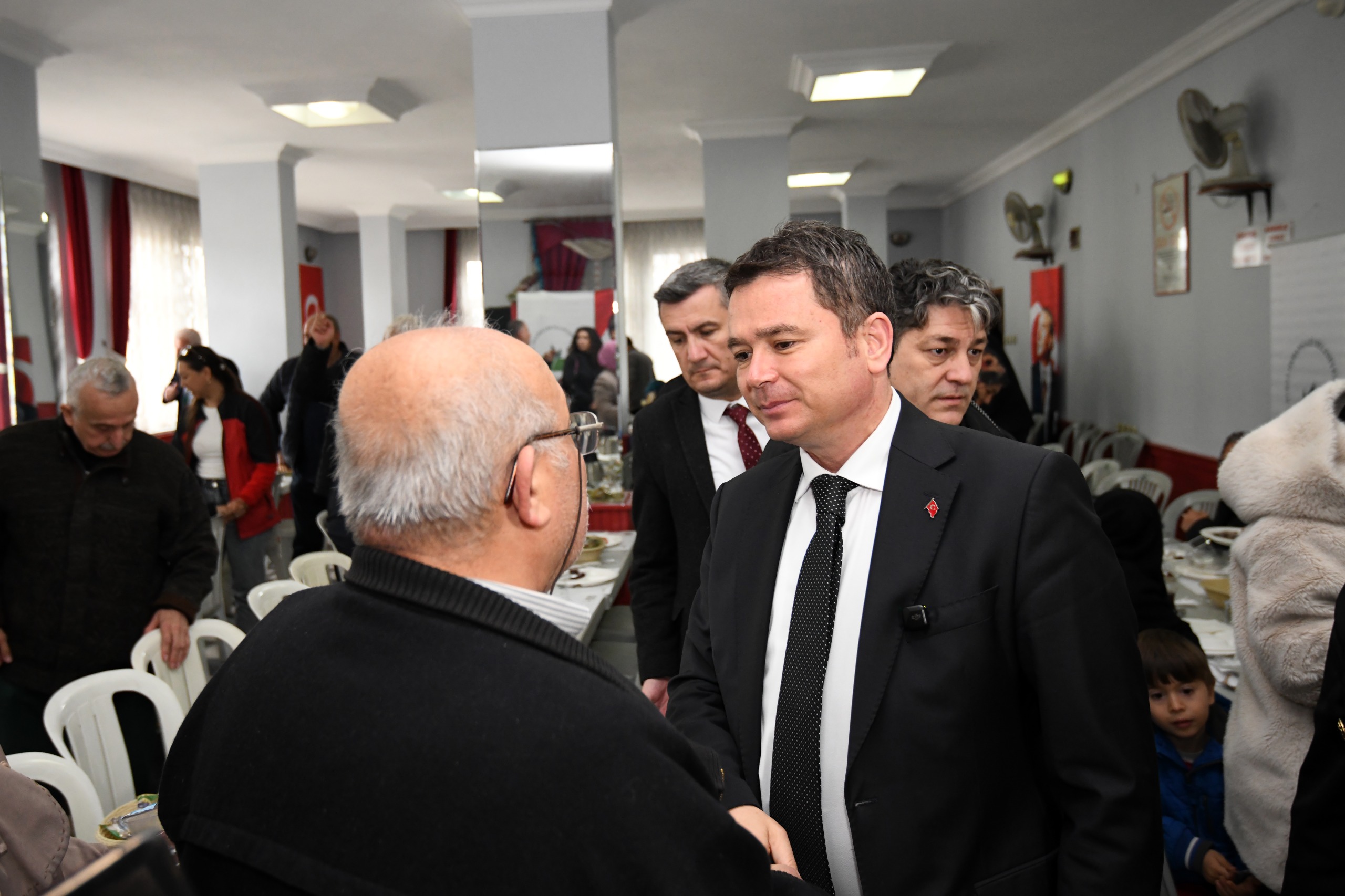 Osmangazi Belediye Başkanı Erkan Aydın, Sırameşeler Mahallesi’nde vatandaşlarla buluşarak talepleri