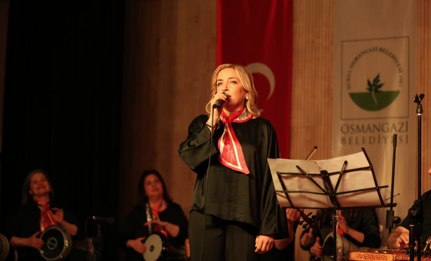 Osmangazi’de sahne alan kadın ritim topluluğu, performansıyla izleyenlere unutulmaz bir