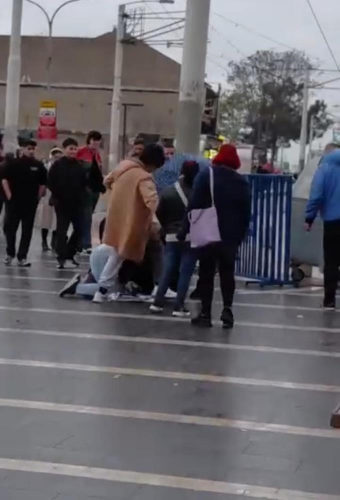 Bursa’da şemsiye satarak geçimini sağlayan engelli bir vatandaş, kimliği henüz