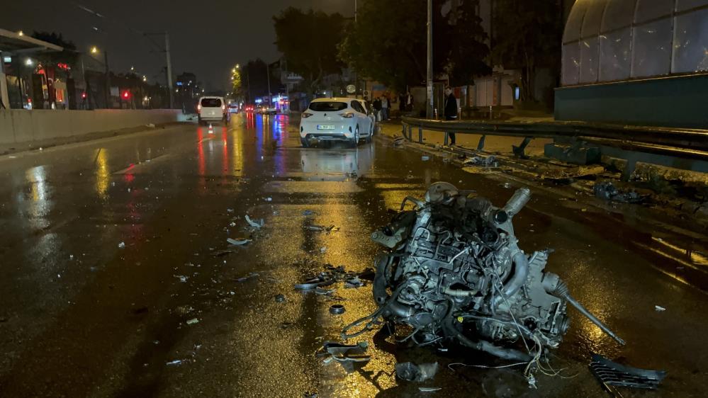 Bursa’da yağıştan dolayı direksiyon hakimiyetini kaybeden araç önce duvara, daha