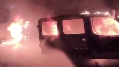 Park halindeki otomobil yandı, alevler önündeki araca sıçradı
