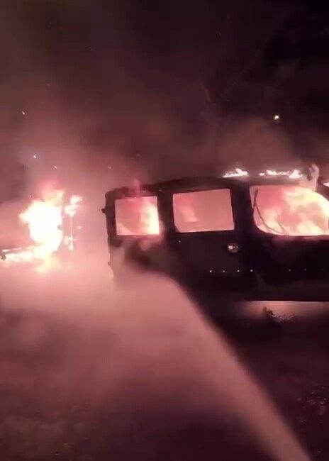 Park halindeki otomobil yandı, alevler önündeki araca sıçradı