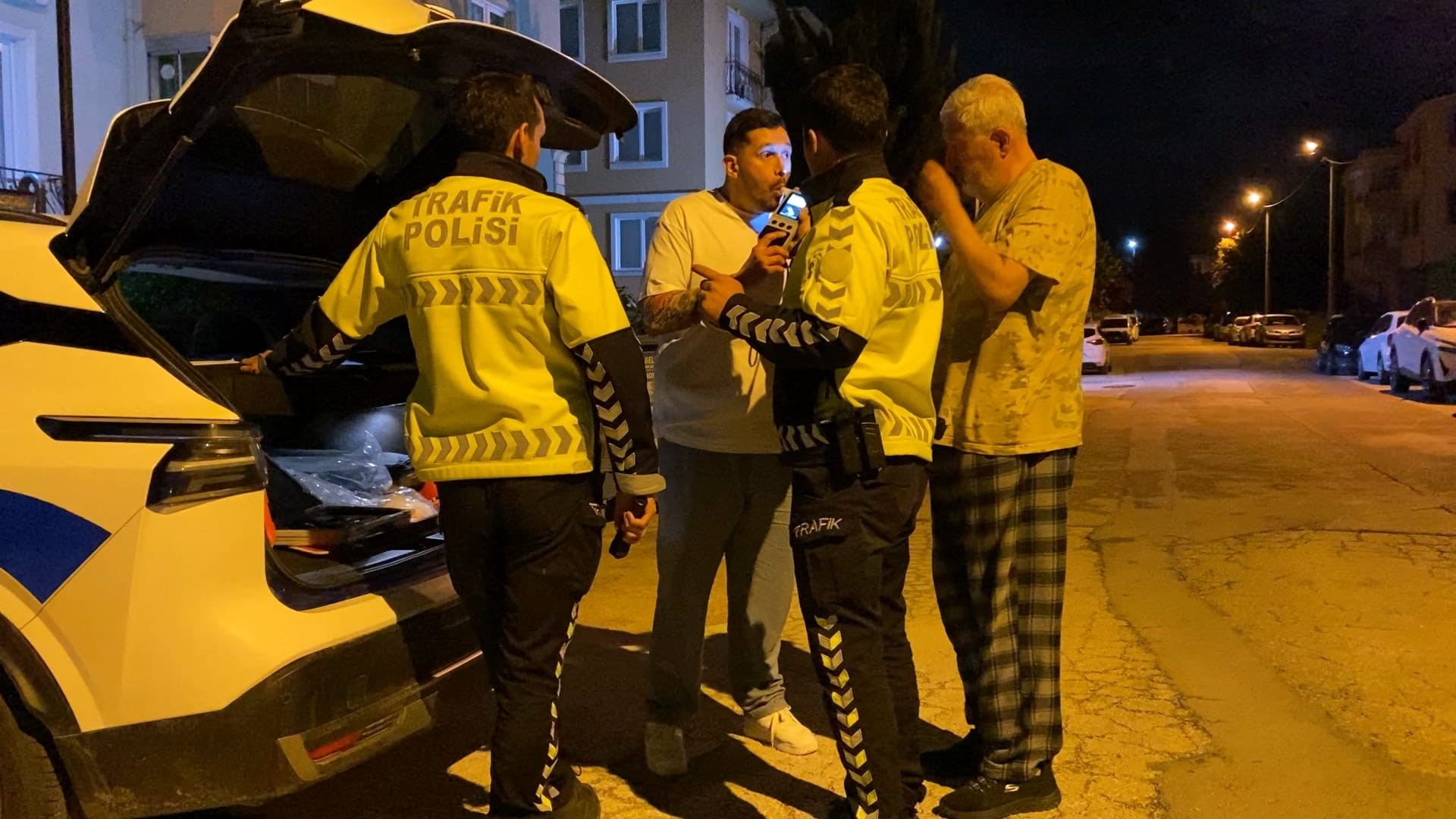 İnegöl'de kazaya karıştıktan sonra olay yerinden ayrılan sürücü, aracında uyurken