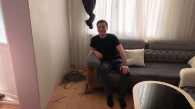 Bursa'nın İnegöl ilçesinde yaşayan Onur Bilici, evindeki koltuğun altında yuva