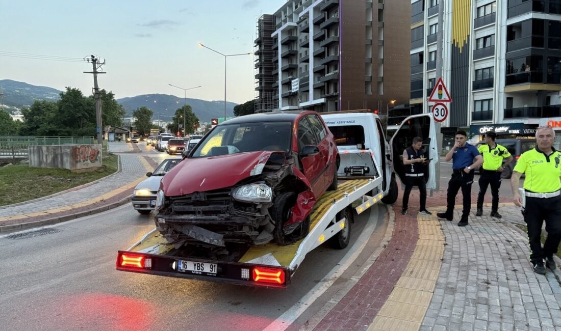 Bursa'nın Osmangazi ilçesinde kontrolden çıkan otomobil yol kenarındaki tabelaya çarptı.