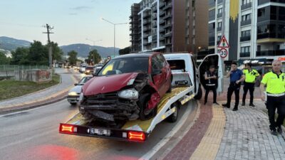 Bursa'nın Osmangazi ilçesinde kontrolden çıkan otomobil yol kenarındaki tabelaya çarptı.