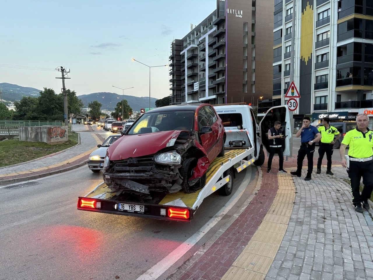 Bursa'nın Osmangazi ilçesinde kontrolden çıkan otomobil yol kenarındaki tabelaya çarptı.
