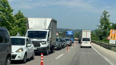 Yalova-Bursa karayolunda devam eden asfalt çalışmaları sırasında arızalanan bir otomobil,