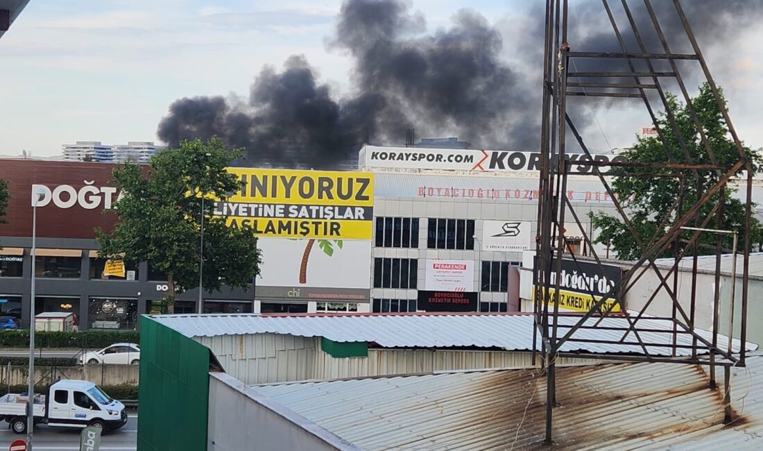 Bursa'nın Osmangazi ilçesinde bir evin çatısında çıkan yangın mahallede paniğe