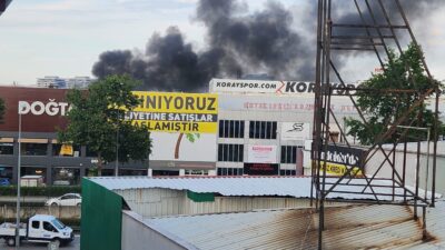 Bursa'nın Osmangazi ilçesinde bir evin çatısında çıkan yangın mahallede paniğe