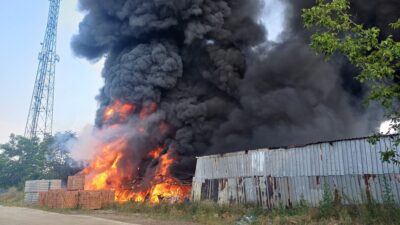 Bursa’nın Osmangazi ilçesinde bulunan bir boya deposunda çıkan yangın kısa
