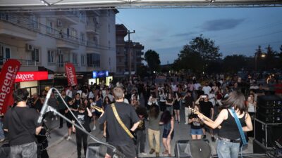 Nilüfer Gençlik Festivali’nde yüzlerce genç bir araya geldi. Atölyeler, söyleşiler