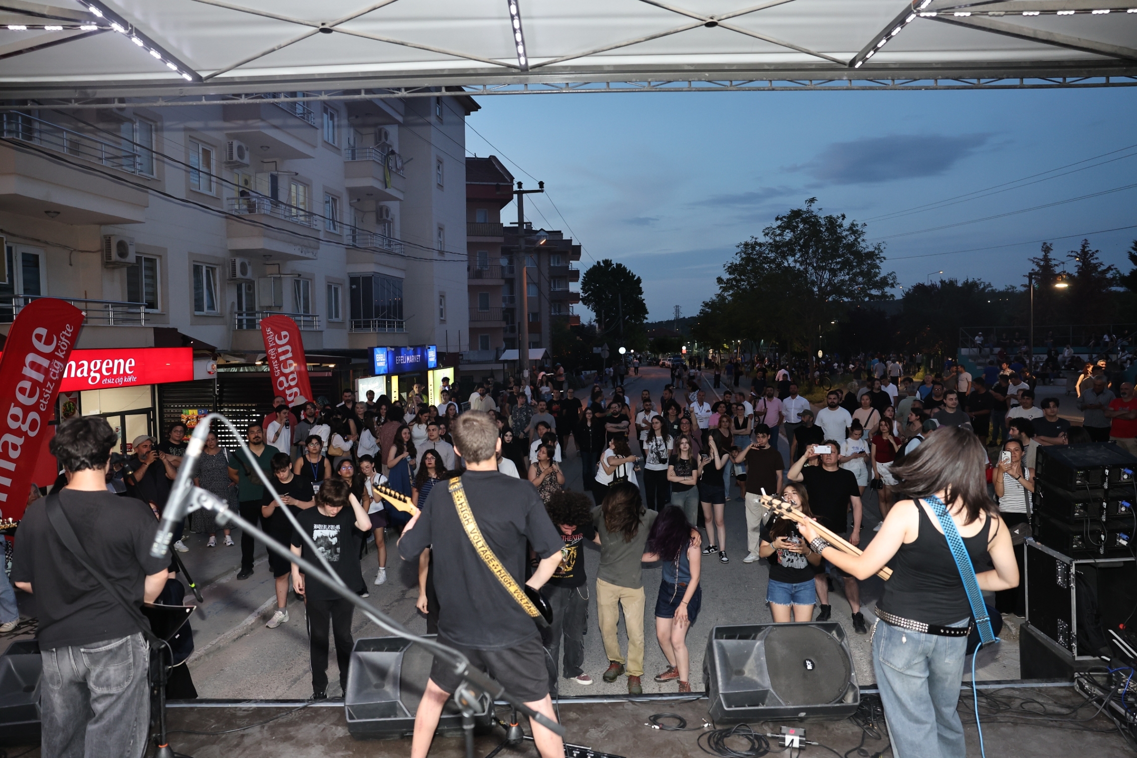 Nilüfer Gençlik Festivali’nde yüzlerce genç bir araya geldi. Atölyeler, söyleşiler
