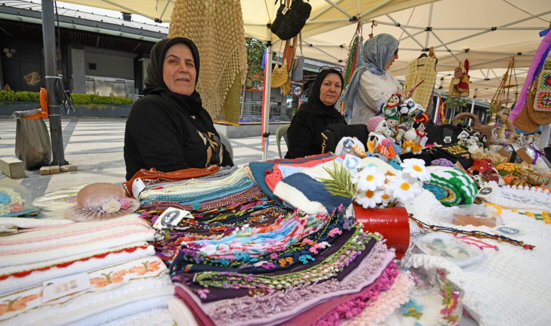Osmangazi Meydanı’nda kurulan Kadın Girişimciler Sokağı, el emeği ürünleri vatandaşlarla