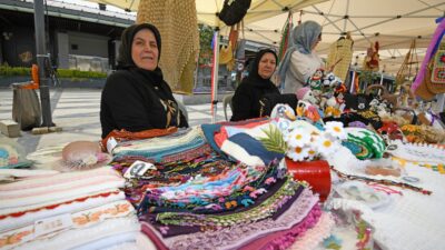Osmangazi Meydanı’nda kurulan Kadın Girişimciler Sokağı, el emeği ürünleri vatandaşlarla